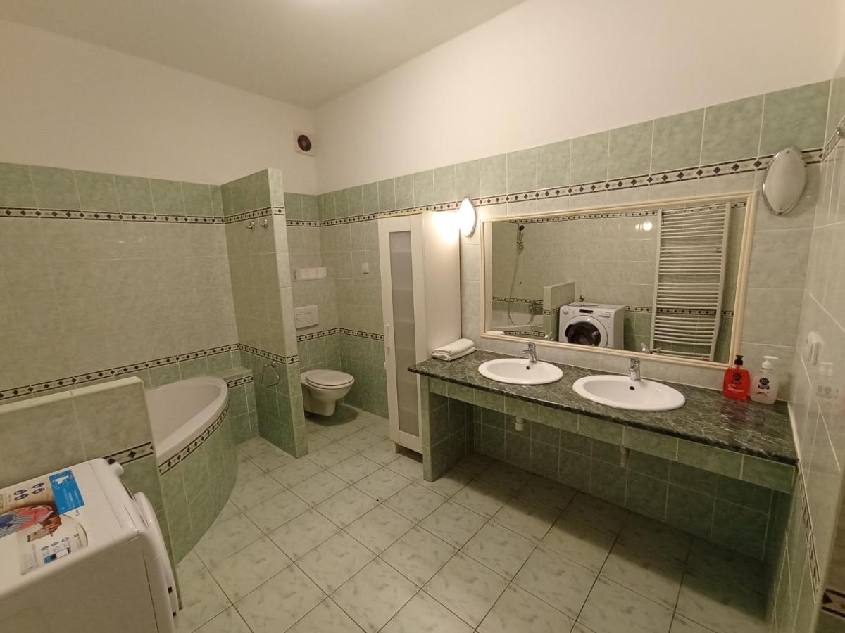 Apartments Captain Flint Прага Екстер'єр фото